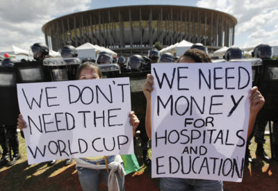 Activists demonstrate in front of riot police outside the Mane Garrincha National Stadium in Brasilia June 15, 2013. Protests continued in Brasilia over the government's economic policies and the hosting of major sporting events as Brazil's national soccer team prepared to play Japan in the Confederations Cup opening match. REUTERS/Ueslei Marcelino (BRAZIL - Tags: SPORT SOCCER CIVIL UNREST) - RTX10OWU